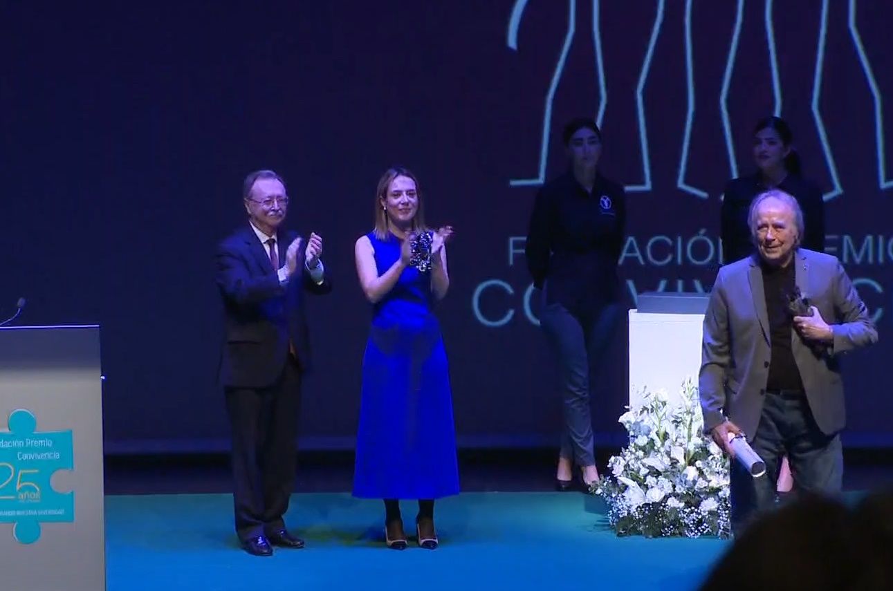 Joan Manuel Serrat recibe “muy agradecido” el “Premio Convivencia” de Ceuta