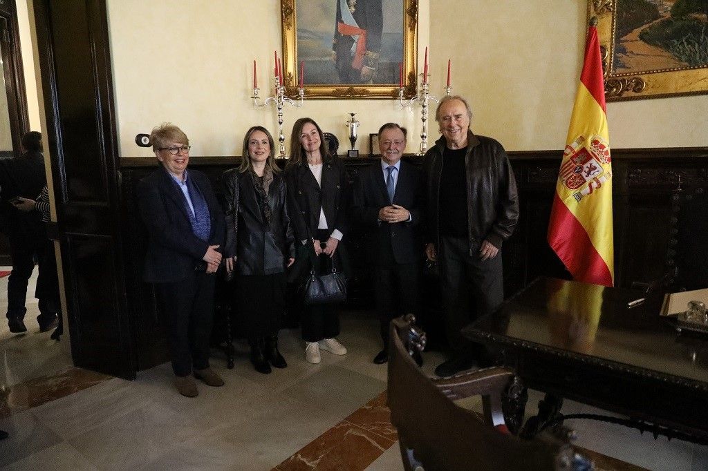 Juan Vivas ofrece una recepción a Joan Manuel Serrat