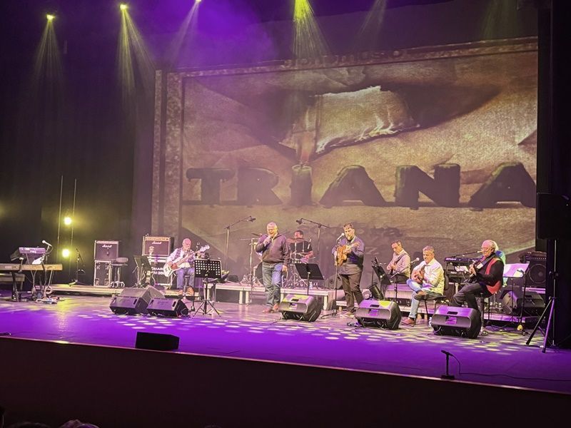 El grupo "Fénix y amigos" homenajea a Triana con un sublime concierto