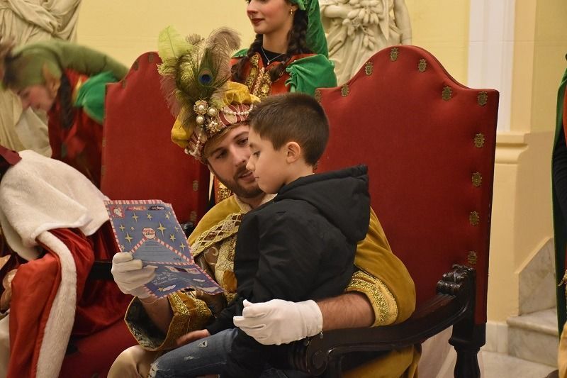 Los Emisarios Reales llevan magia y alegría al Palacio Autonómico de Ceuta