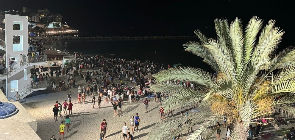 Ceuta se enciende con una mágica Noche de San Juan: miles de personas despiden al sol y reciben el verano entre hogueras, fuegos artificiales y tradiciones ancestrales