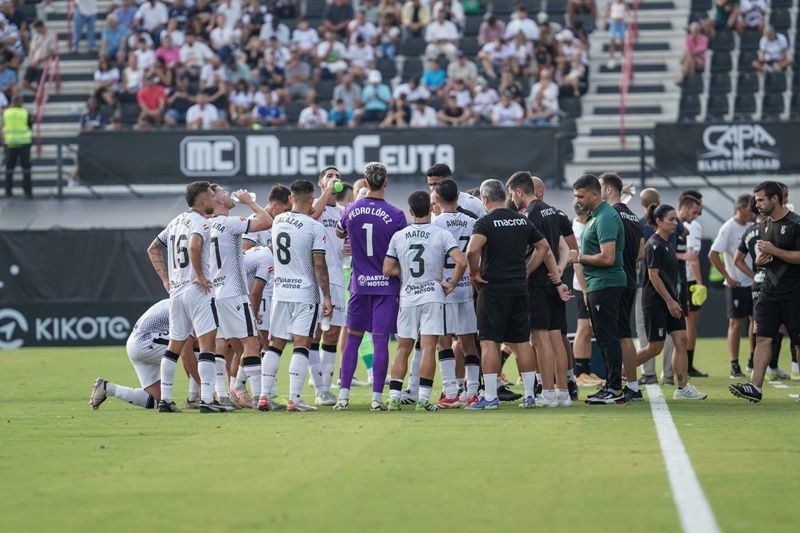 El Ceuta se aferra al Murube para lograr su primera victoria ante un Huesca en racha 