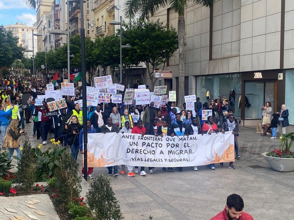 Unas 300 personas apoyan la “Marcha por la Dignidad” en memoria de los migrantes muertos en el Tarajal hace 11 años