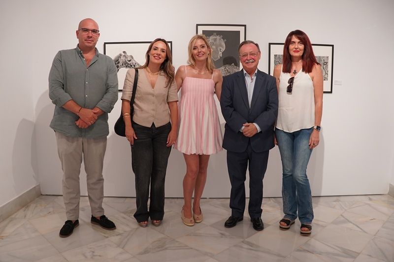 Vivas y Orozco visitan la exposición colectiva ‘Els viatges dels Baleàrics’ en el Revellín