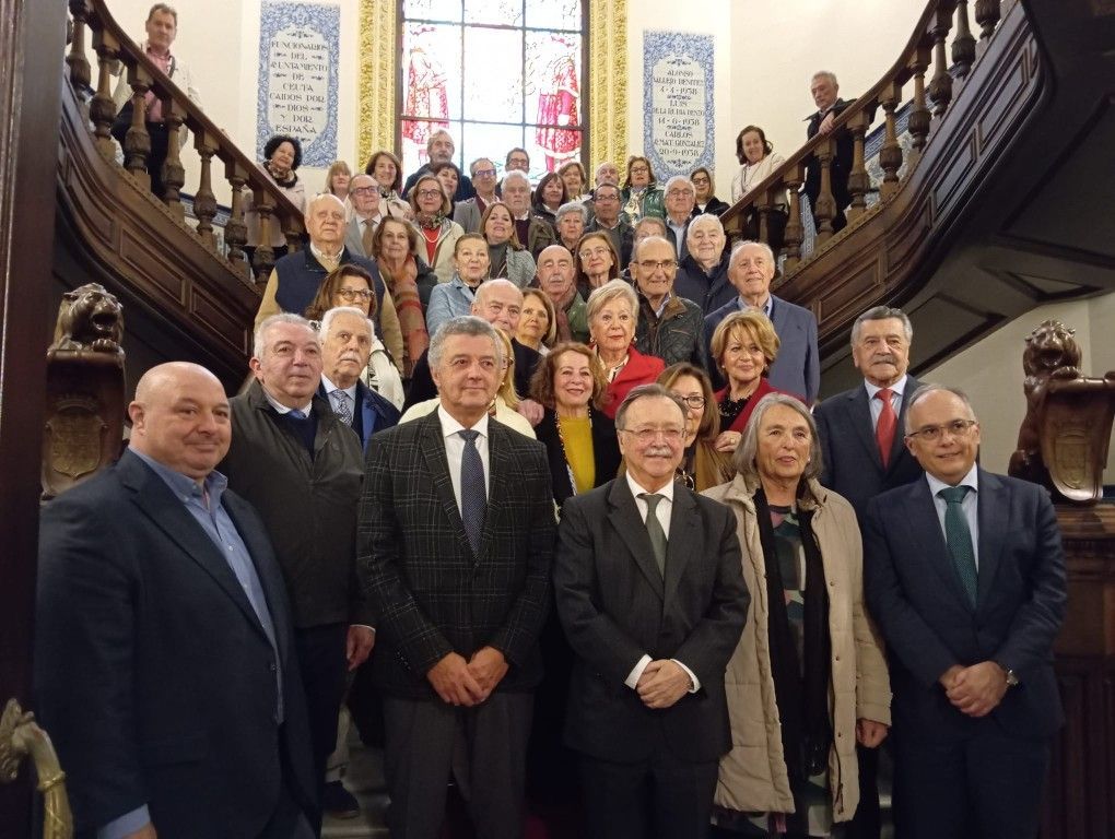 Juan Vivas recibe al Círculo de Artesanos de Sanlúcar en el Palacio de la Asamblea