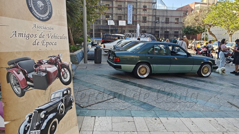 La Plaza de los Reyes se convierte en un museo del motor con la concentración de vehículos clásicos de Ceuta