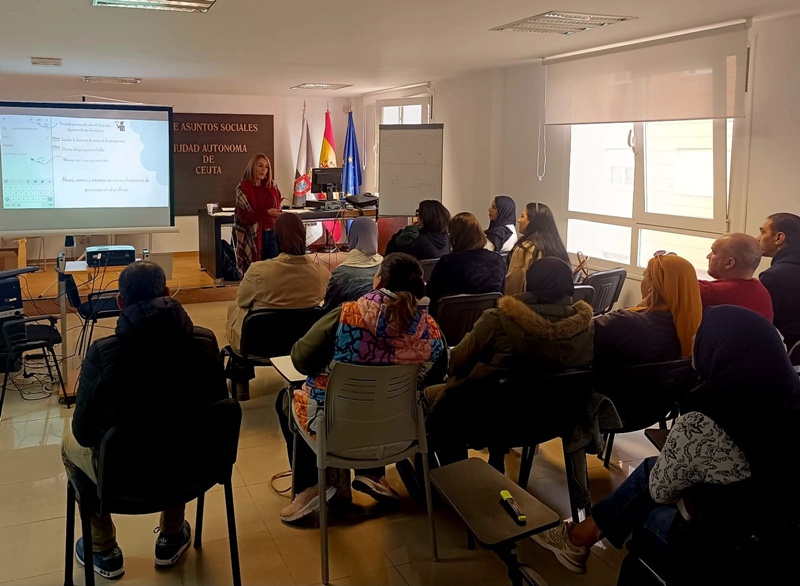 El CAID imparte una charla para mejorar las competencias digitales de personas en situación de vulnerabilidad en Ceuta