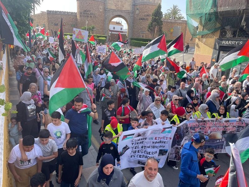 Miles de personas se movilizan en Ceuta en apoyo al pueblo palestino