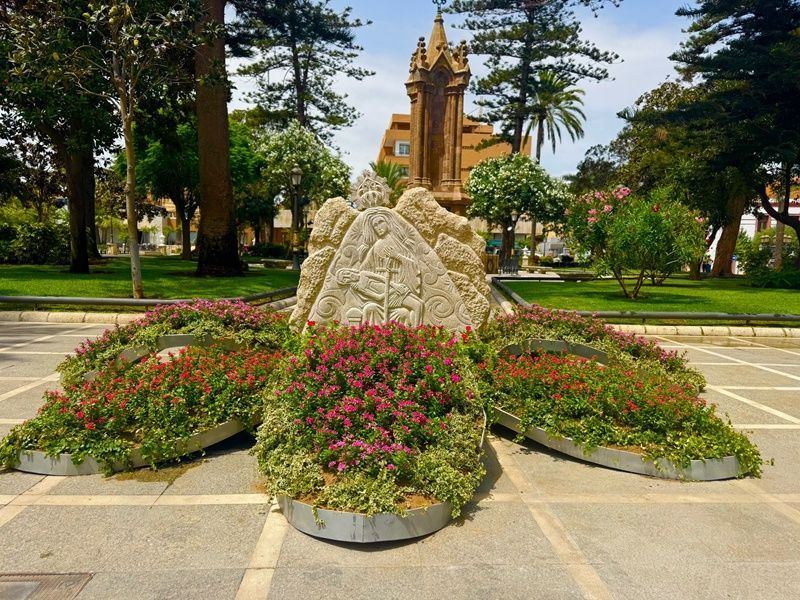 Colocan en la Plaza de África una piedra esculpida para poner en valor la ofrenda a la Patrona