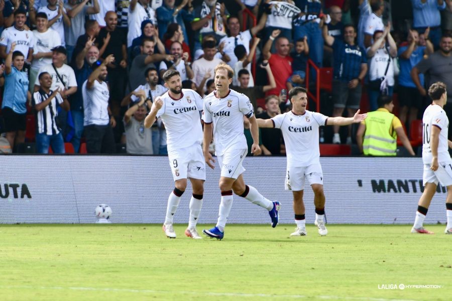 El Ceuta suma su primera victoria ante una Real que acabó con nueve (3-1)
