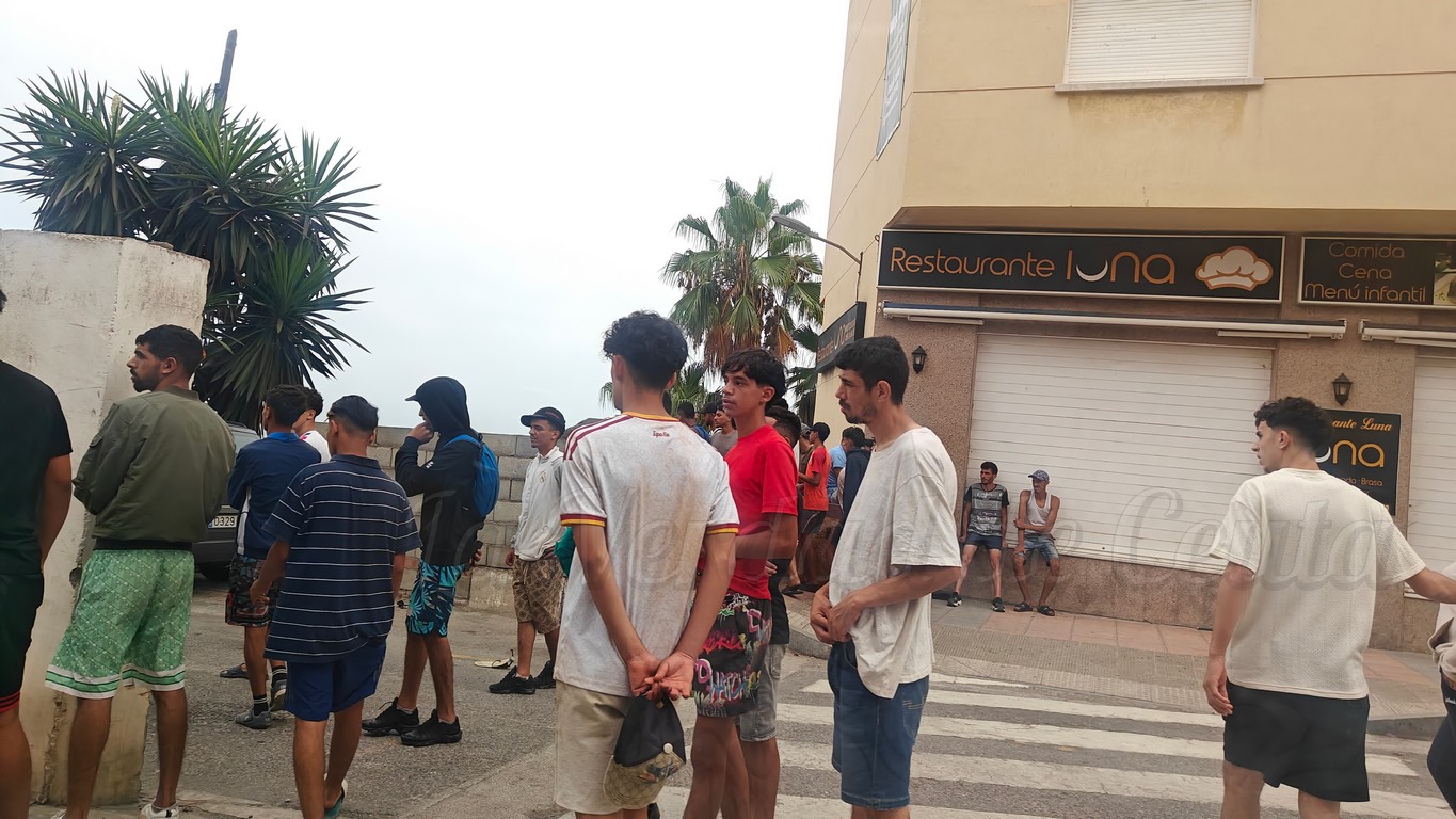 Interior rebaja a 1.500 la cifra de menores identificados en Ceuta desde el 30 de julio