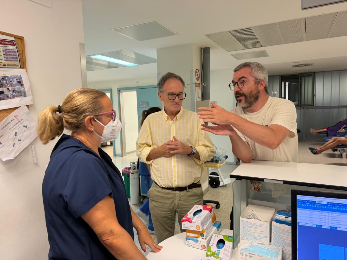 Padilla mantiene el seguimiento de la situación sanitaria en Ceuta y visita de nuevo Urgencias durante el cambio de guardia