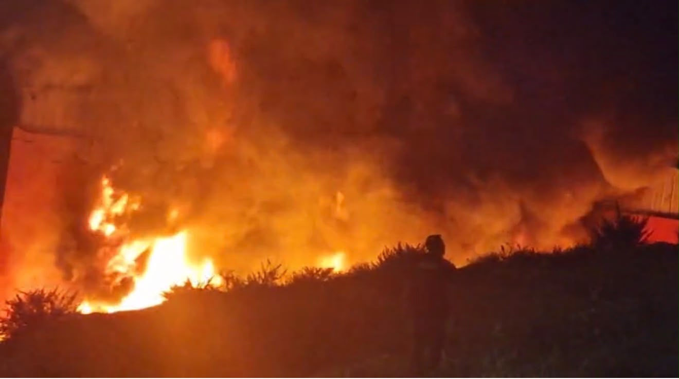 Una madrugada de incendios deja 54 elementos afectados en Ceuta