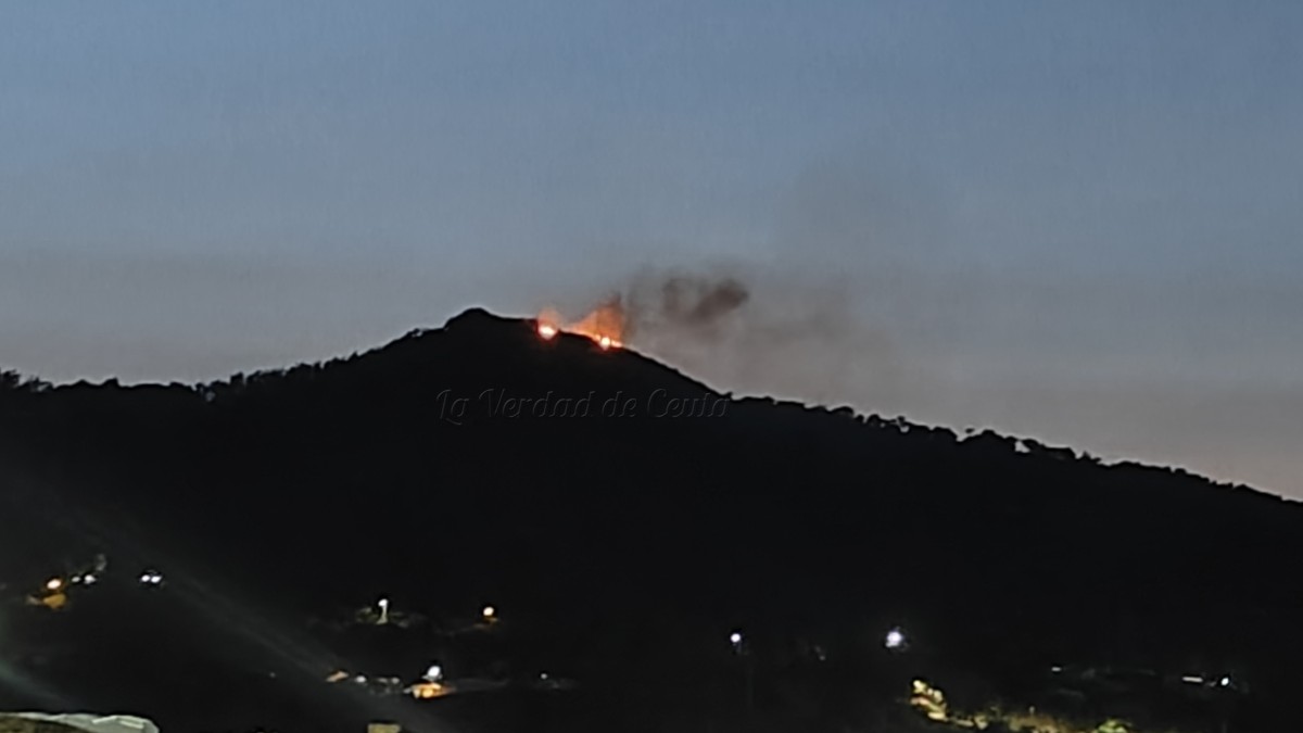 Un incendio en García Aldave pone en alerta a Ceuta