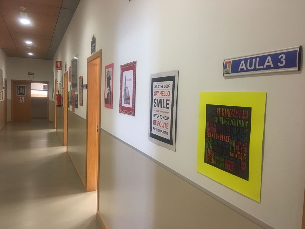 Se suspenden las clases en el Instituto de Idiomas por nuevos desprendimientos de paneles.