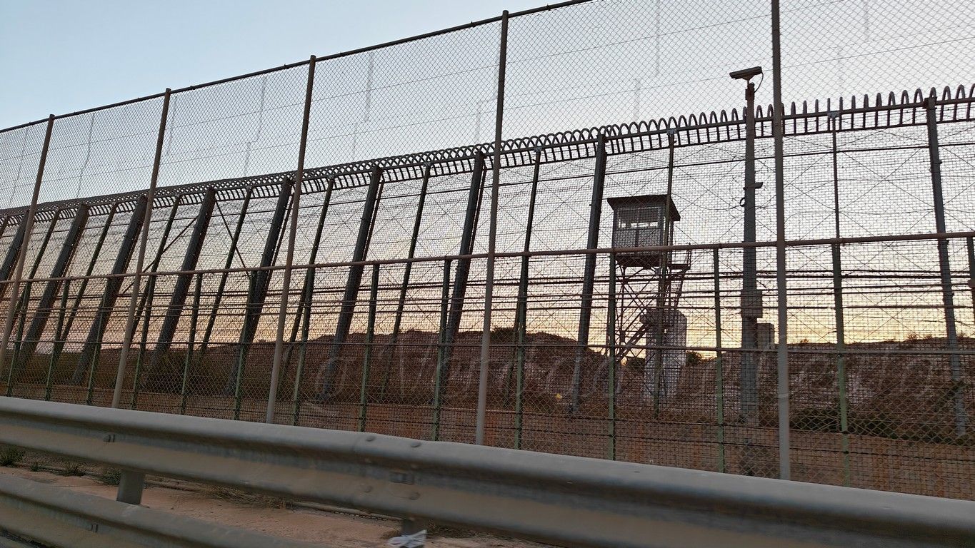 Melilla cierra su frontera ante el intento de entrada de unas 400 personas 