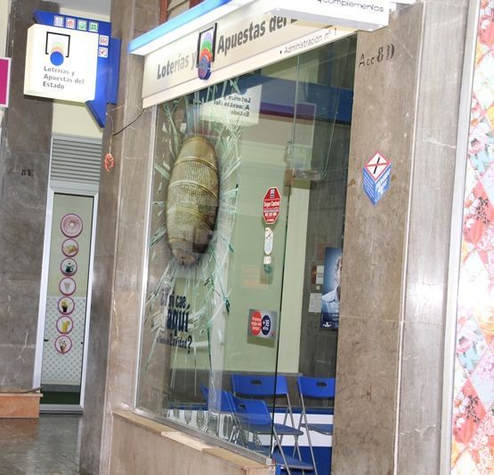 Si los premios son inferiores a 2.500 euros, se pueden cobrar los premios exclusivamente en uno de los 11.000 puntos de venta de la red comercial de Loterías.