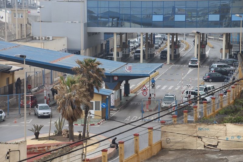 Dos años de prisión y 1.350 euros de multa por agredir a un agente de la nacional en la frontera 