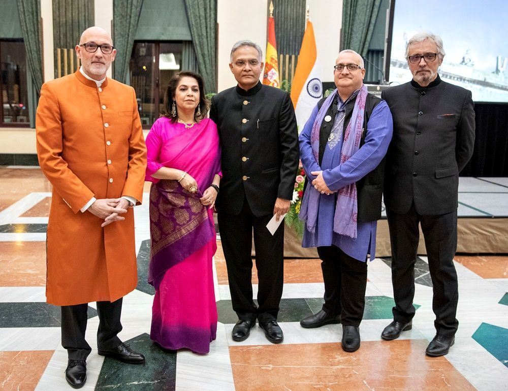 El Embajador y señora junto a  miembros de la directiva de la FHE , Swami Rameshwarananda, Krishnadas Acharya y Krishna Kripa Dasa